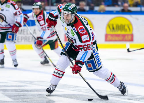Frölundas Oskar Fantenberg skjuter ett skott