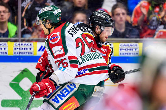 Frölundas Oliver Lauridsen tacklar Luleås Anton Hedman