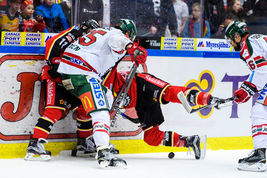Frölundas Christoffer Persson tacklar Luleås Johan