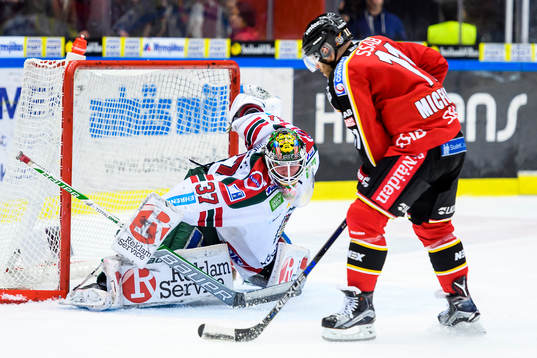 Luleås Jacob Micflikier fri med Frölundas målvakt Johan