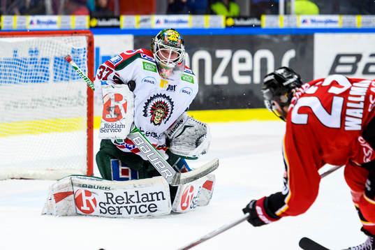Frölundas målvakt Johan Gustafsson räddar ett skott