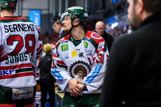 Frölundas Nicklas Lasu med en ispåse på sin ena hand