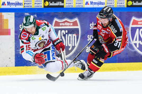Frölundas Joey Crabb jagas av Luleås Jonathan Granström