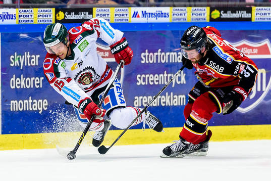 Frölundas Joey Crabb jagas av Luleås Jonathan Granström
