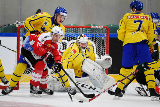 Sveriges målvakt Jonas Gunnarsson petar ut pucken till