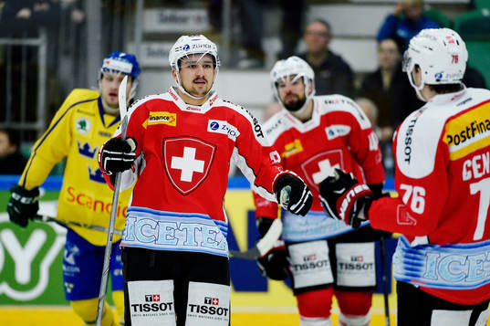 Schweizs Vincent Praplan jublar med Joel Genazzi