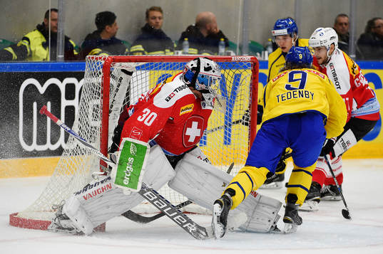 Sveriges Mattias Tedenby rundar Schweizs målvakt Luca