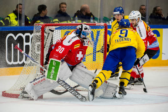 Sveriges Mattias Tedenby gör 2-1 bakom Schweizs målvakt