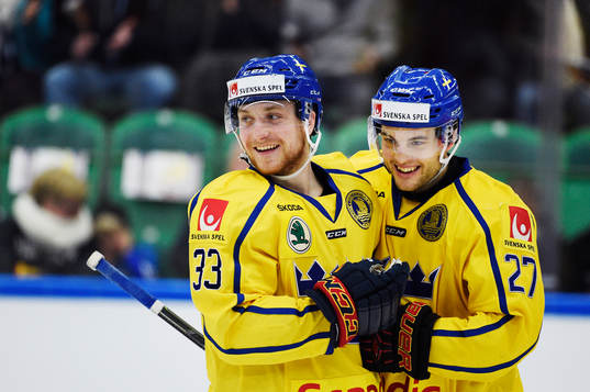 Sveriges Linus Hultström jublar med Pathrik Westerholm