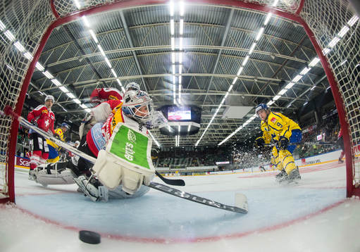 Sveriges Mattias Tedenby gör 5-1 bakom Schweizs målvakt