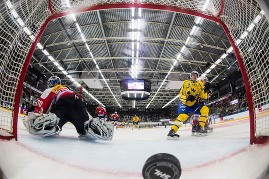 Sveriges Markus Ljugh gör 1-0 bakom Schweizs målvakt Luca