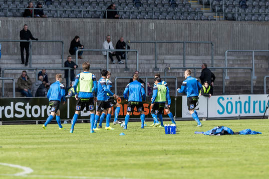 Trelleborgs spelare värmer upp före fotbollsmatchen i
