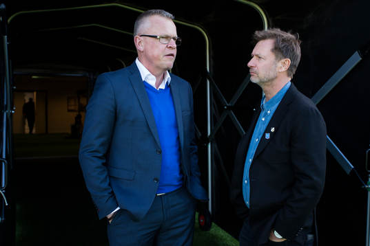Norrköpings tränare Jan Andersson samtalar med Häckens