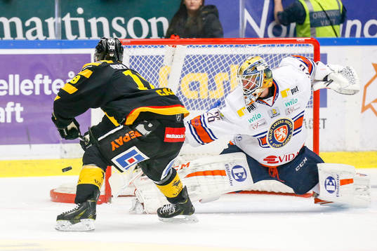 Bläddra bland fler bilder av Ishockey, SHL, Semifinal 5, Skellefteå - Växjö
