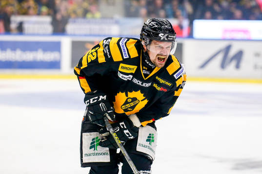 Skellefteås Janne Pesonen grinar illa