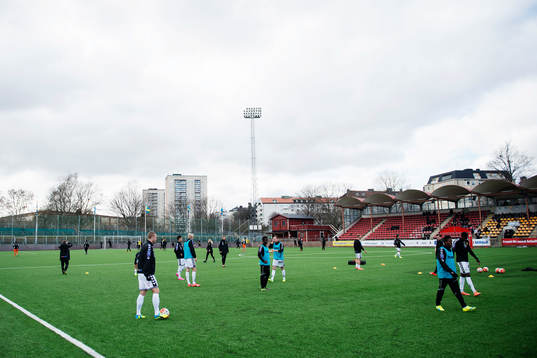 GAIS spelare värmer upp