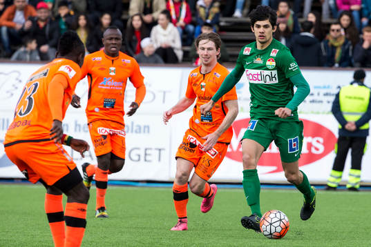 Dalkurd spelare med boll i fotbollsmatchen i superettan