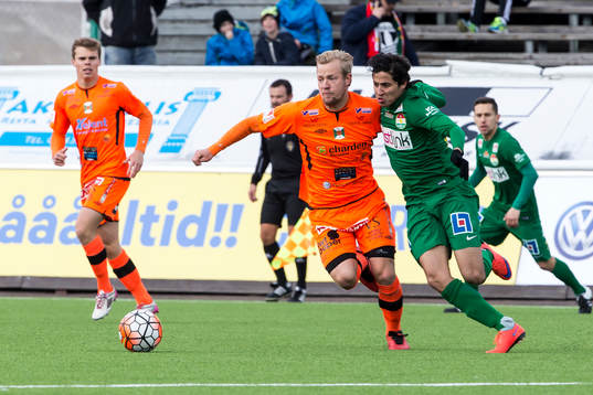Kamp om bollen i fotbollsmatchen i superettan mellan