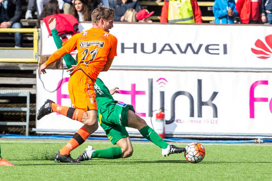 Varbergs Karl Söderström i kampöm bollen i