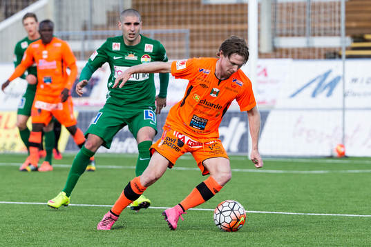Varbergs spelare med bollen i fotbollsmatchen i superettan