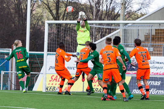 Dalkurds Frank Pettersson boxar ut bollen i fotbollsmatchen