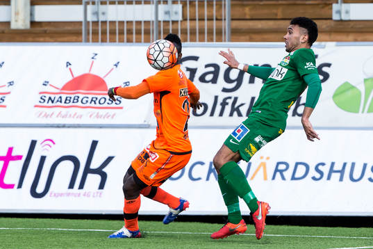 Kamp om bollen i fotbollsmatchen i superettan mellan