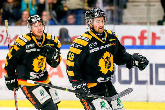 Skellefteås Andrew Calof och Niclas Burström jublar