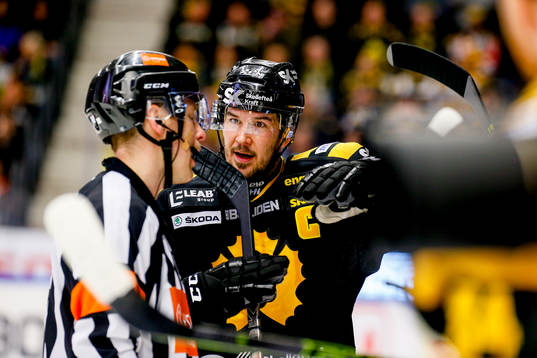 Skellefteås Jimmie Ericsson  pratar med Domare Tobias