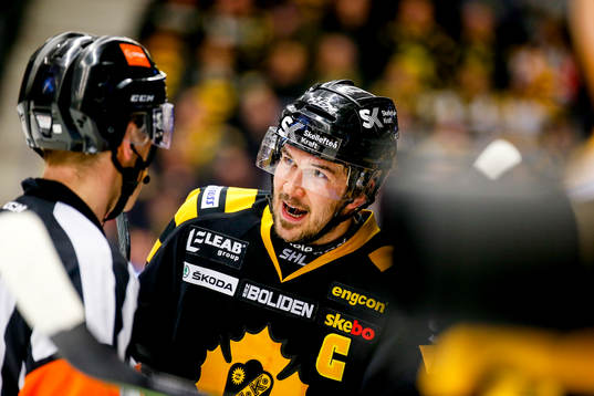 Skellefteås Jimmie Ericsson  pratar med Domare Tobias