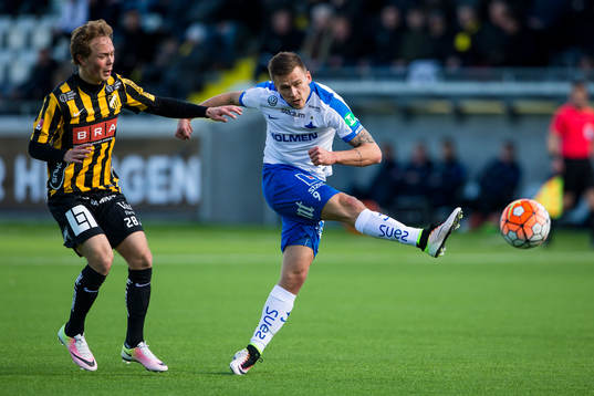 Norrköpings Arnor Ingvi Traustason  skjuter ett skott