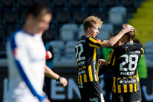 Häckens Adam Andersson kramas om av Samuel Gustafson och