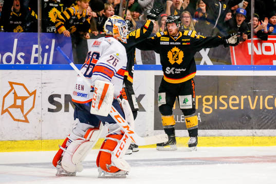 Skellefteås Martin Lundberg kvitterade till 3-3 och jublar