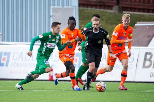 Dalkurds Predrag Randelovic i kamp om bollen i