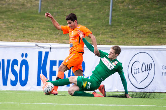 Dalkurds Alexander Ekblad fäller Varbergs Sebastian Crona