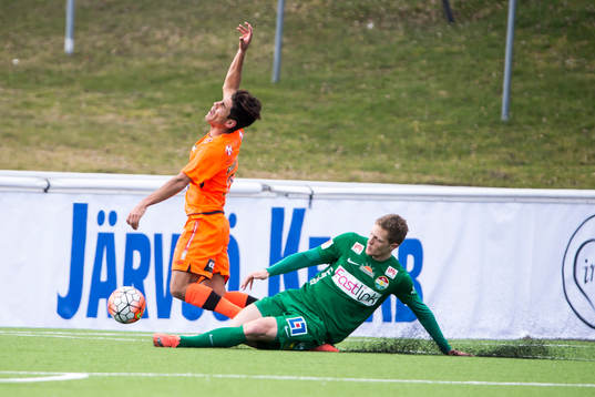 Dalkurds Alexander Ekblad fäller Varbergs Sebastian Crona