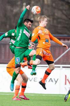 Dalkurds Rawez Lawan i kamp om bollen i fotbollsmatchen i
