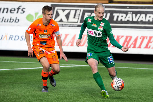 Dalkurds Henrik Löfkvist med bollen i fotbollsmatchen i