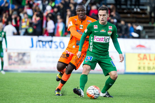 Dalkurds Predrag Randelovic och Varbergs Nsima Peter  i