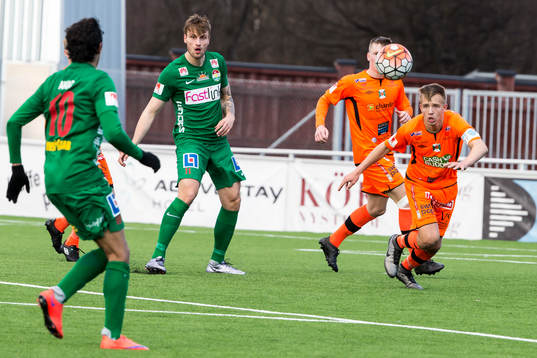 Kamp om bollen i fotbollsmatchen i superettan mellan