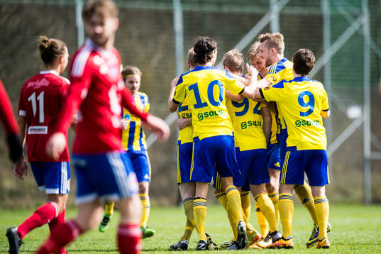 Eskilsminnes spelare jublar
