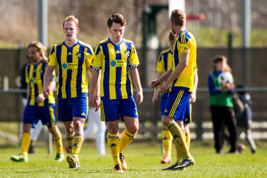 Eskilsminnes spelare med Filip Ottosson (m) deppar