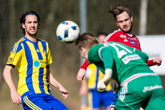 Sävedalens målvakt Peter Paananen nickar undan framför