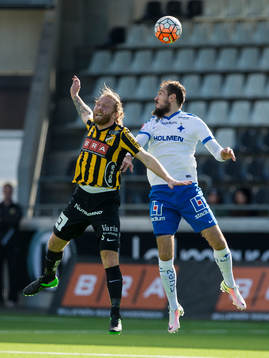 Häckens Emil Wahlström i nickduell med Norrköpings Emir