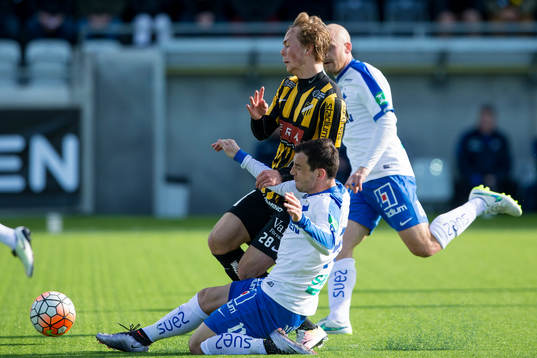 Norrköpings Nikola Tkalcic fäller Häckens Adam Andersson