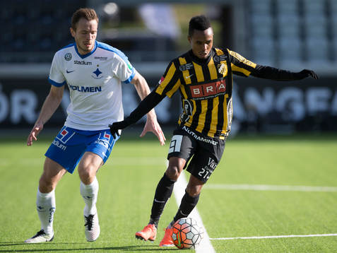 Häckens Nasiru Mohammed före Norrköpings Jon Gudni