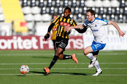 Häckens René Makondele och Norrköpings Jon Gudni Fjoluson