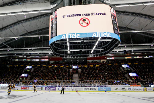 Skellefteås mediakub visar texten Vi behöver inga klappor