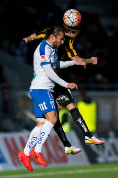 Norrköpings Christopher Telo i nickduell med Häckens Joel