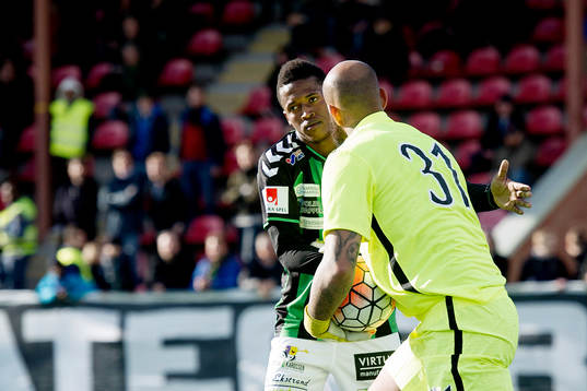 GAIS Luther Singh klappar om Athletics målvakt Joshua Wicks