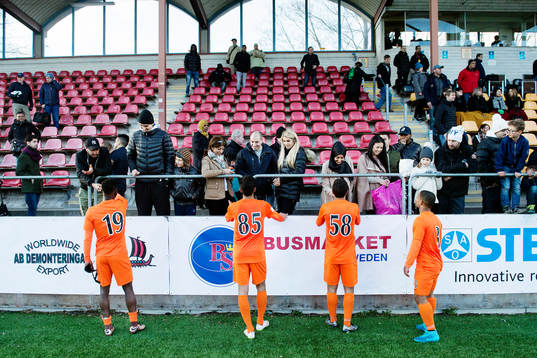 Delar av Athletics lag talar med publiken